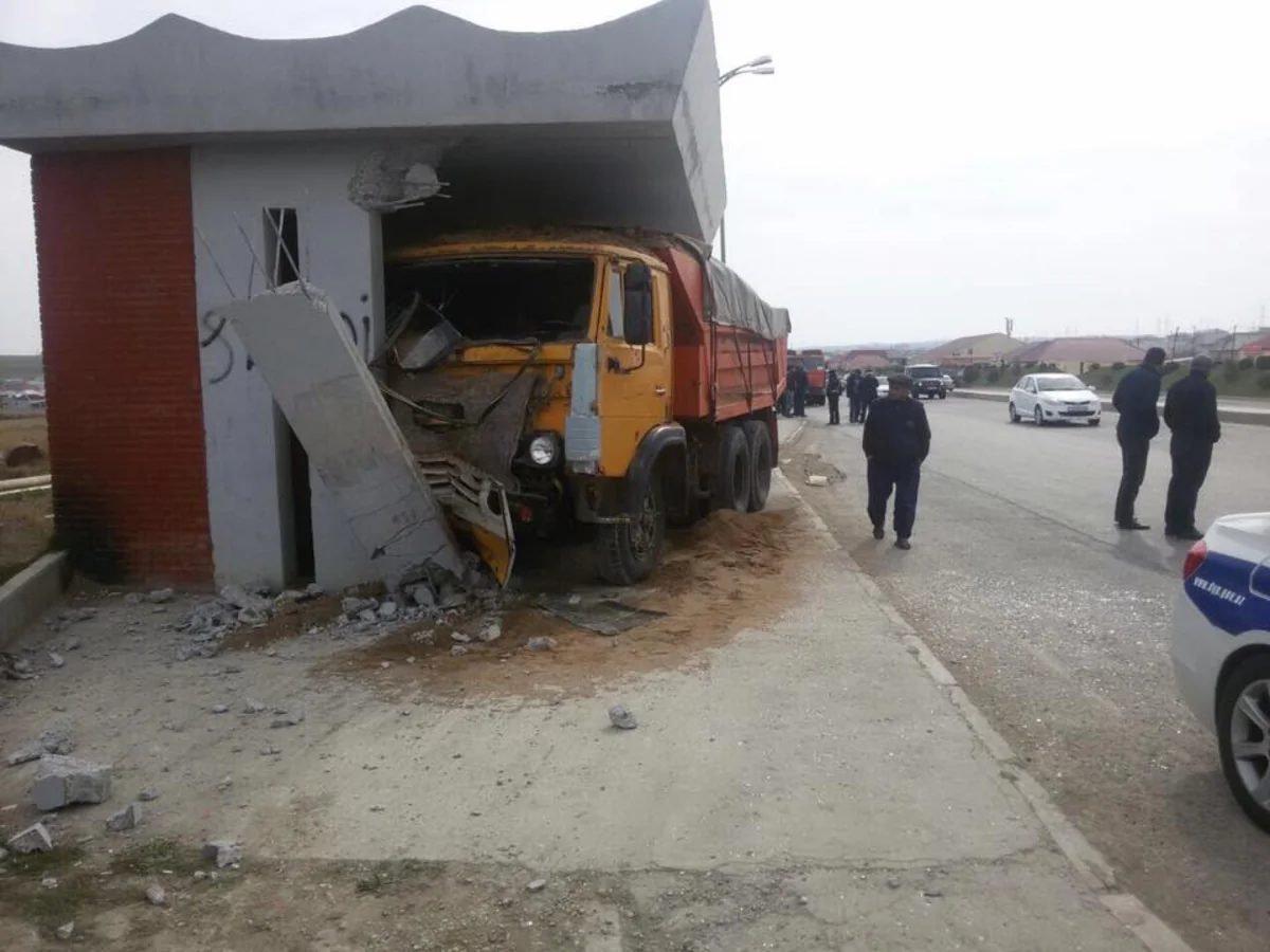 Bakı-Şamaxı-Yevlax avtomobil yolunda KaMAZ dayanacağa çırpılıb