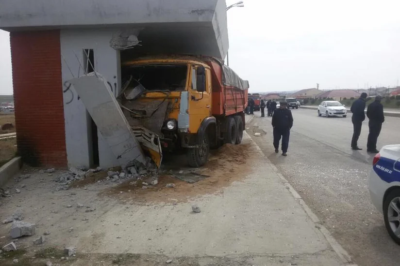 Bakı-Şamaxı-Yevlax avtomobil yolunda KaMAZ dayanacağa çırpılıb