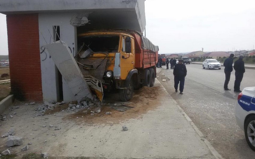 Bakı-Şamaxı-Yevlax avtomobil yolunda KaMAZ dayanacağa çırpılıb