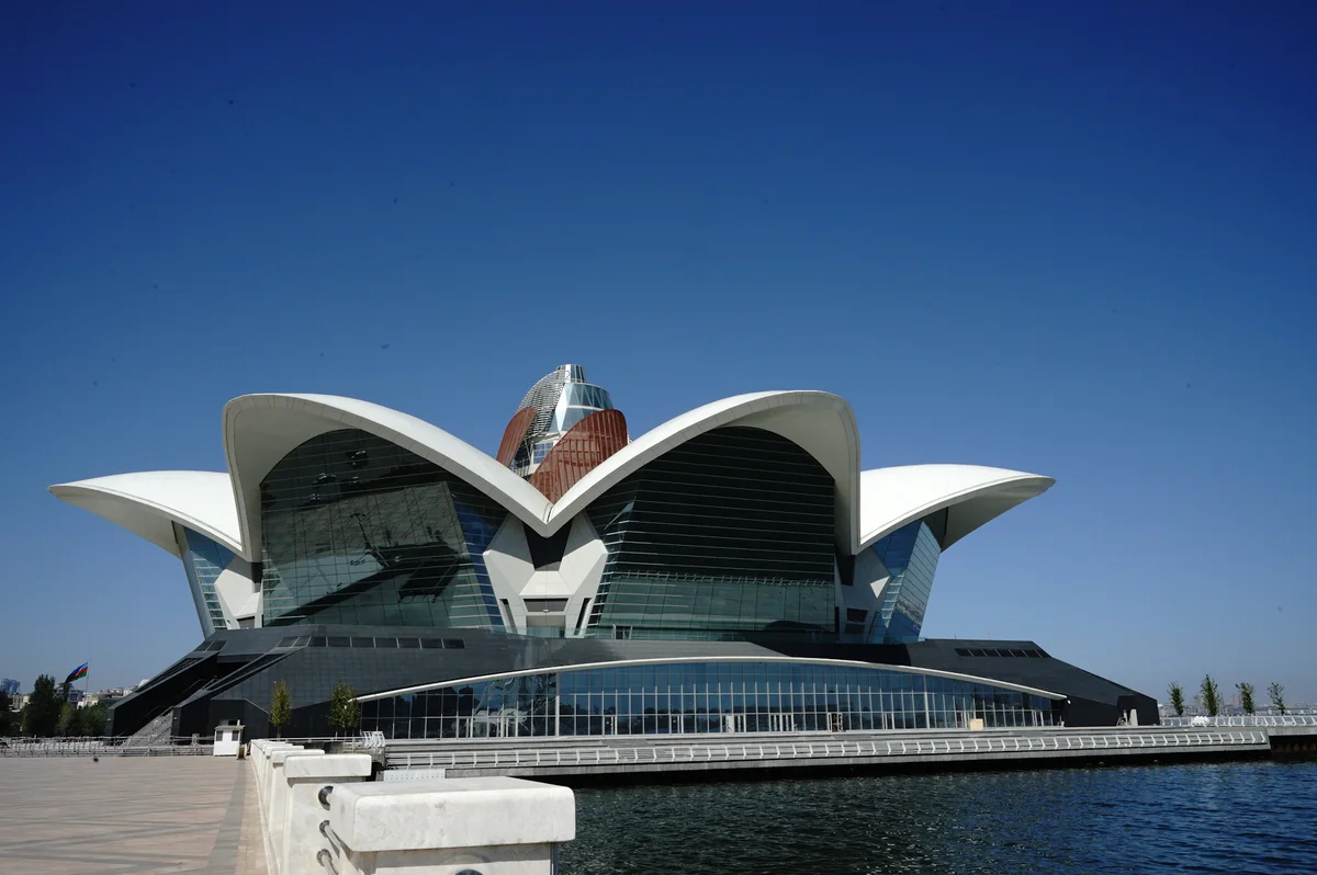 Ticarət və əyləncə mərkəzləri ilə bağlı qərar dəyişmədi