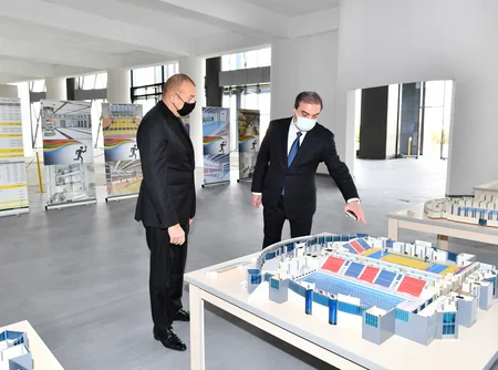 İlham Əliyev Gəncə İdman Sarayında tikinti işlərinin gedişi ilə tanış olub