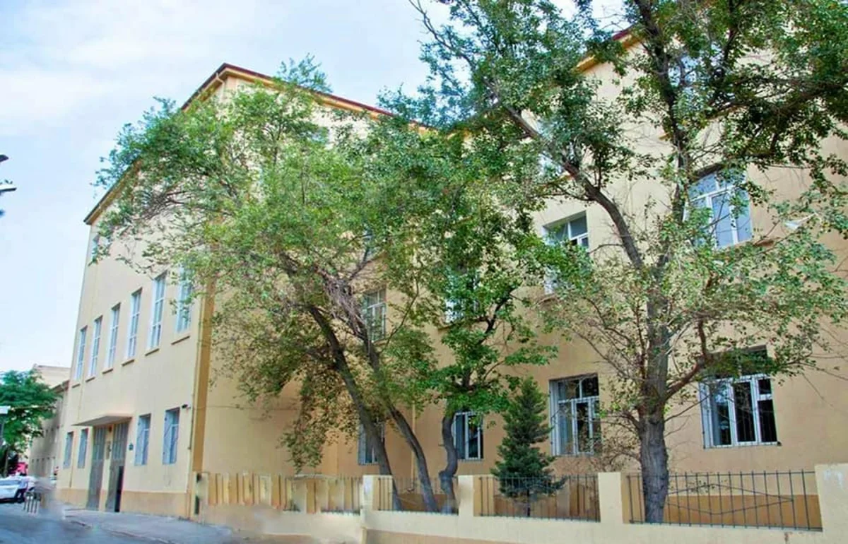 Bakıda qəzalı vəziyyətə düşən məktəb bağlanıb