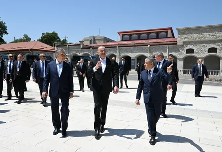 İlham Əliyev və Qurbanqulu Berdiməhəmmədov Şuşada Natəvanın, Bülbülün və Üzeyir Hacıbəylinin gülləbaran edilmiş heykəllərinə baxıblar
