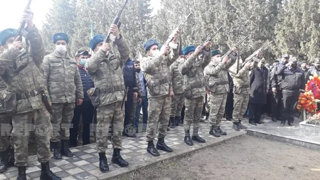 Yeni dünyaya gələn övladını görməyən şəhid kapitan dəfn edildi