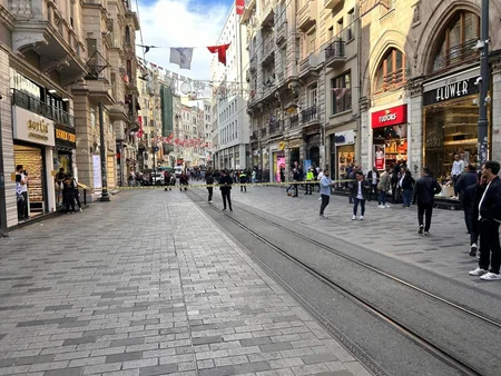 İstanbulun mərkəzi prospektində yanğın olub
