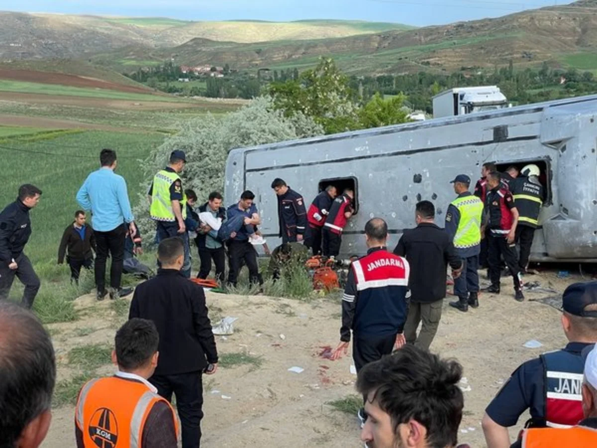 Türkiyədə avtobus qəzaya uğrayıb, onlarla insan xəsarət alıb   
