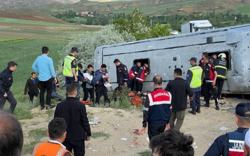 Türkiyədə avtobus qəzaya uğrayıb, onlarla insan xəsarət alıb   
