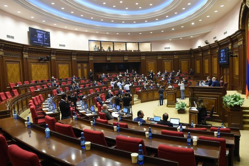 Ermənistan parlamentində dava düşüb