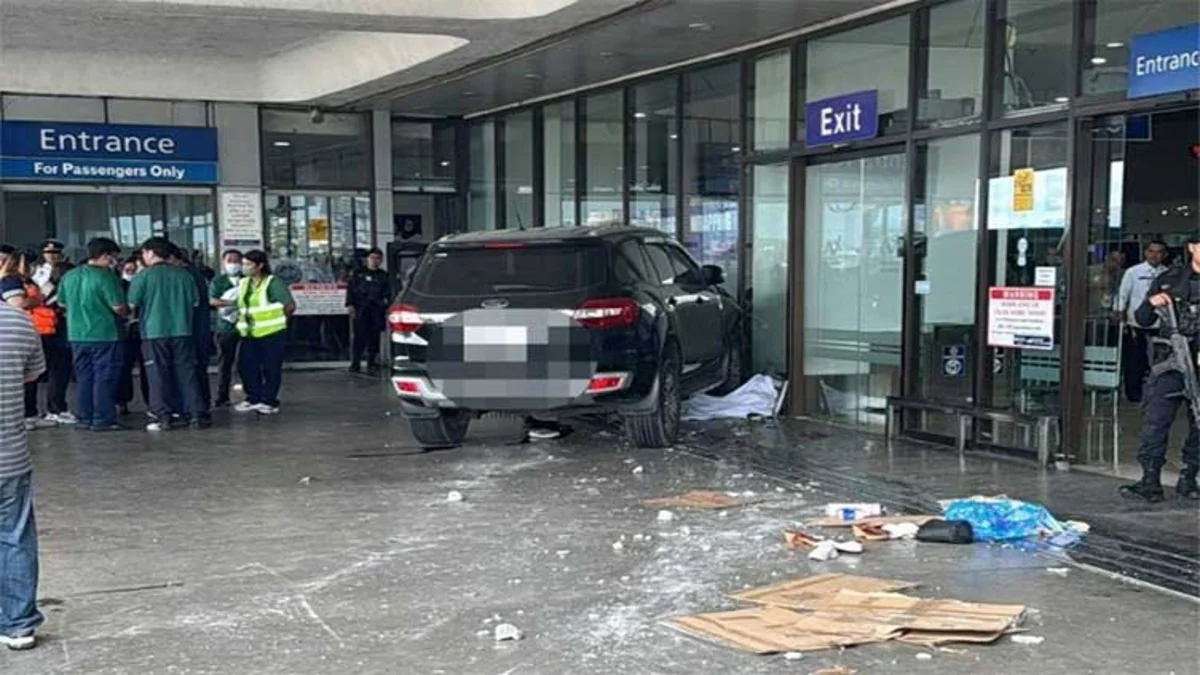 В Маниле автомобиль врезался в здание аэропорта, есть погибшие