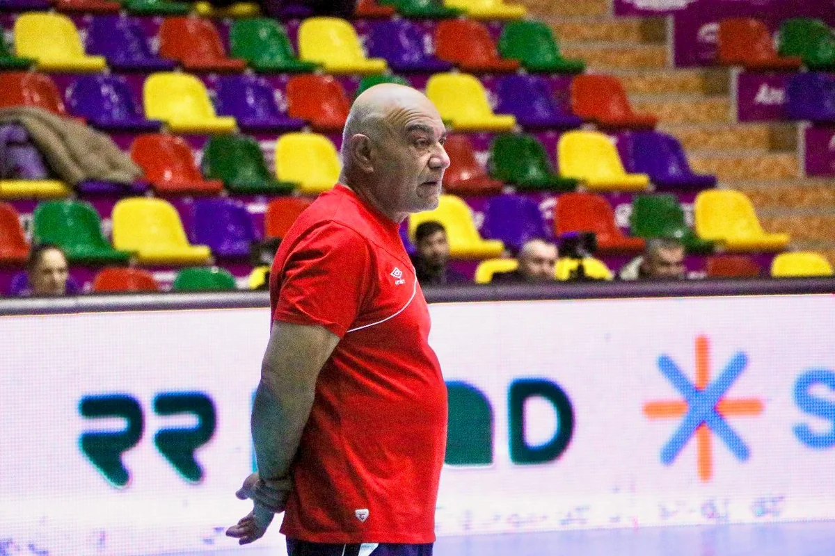 UNEC-in baş məşqçisi: 15-16 yaşlı voleybolçular təcrübəlilərlə mübarizədə tam çatdıra bilmirlər
