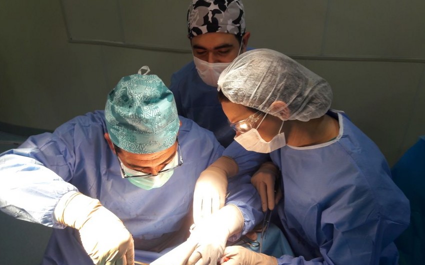 Azərbaycanda xəstənin çənəsinin bir qismi götürülüb, dilaltı nahiyəsinə toxuma köçürülüb