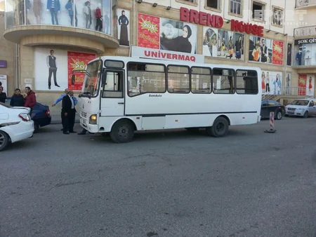 Abşeronda sərnişin avtobusu minik avtomobili ilə toqquşub