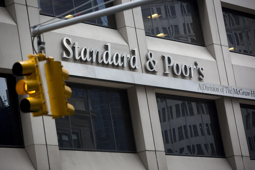 S&P lowers its ratings on Russia to 'CCC-/C'