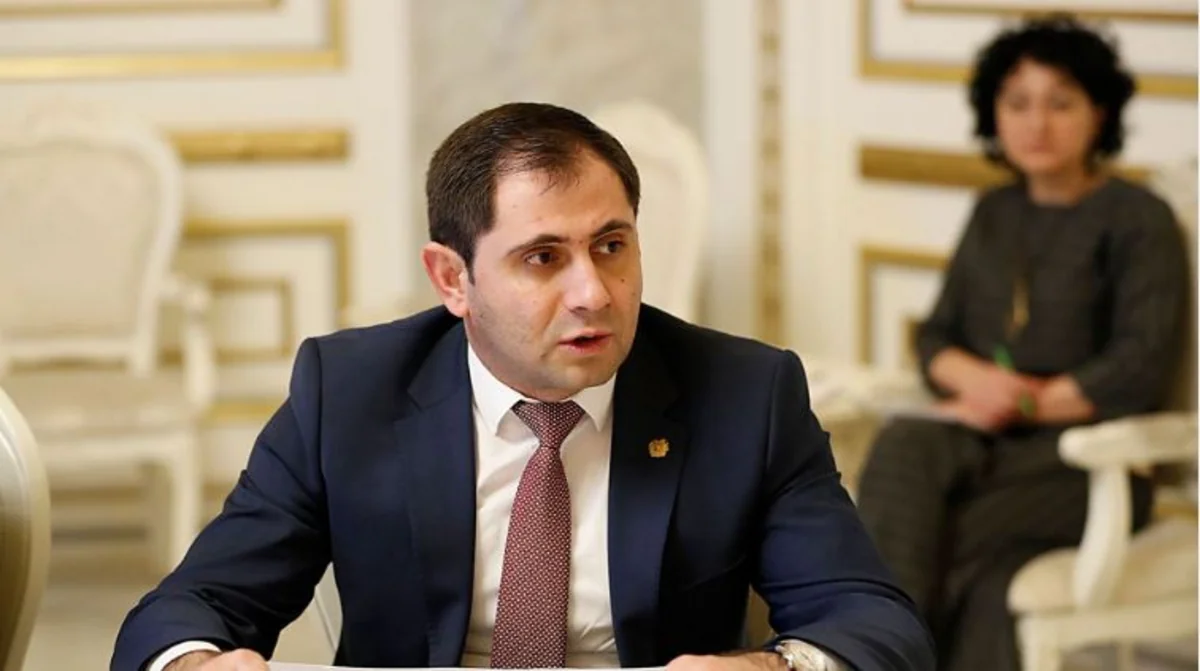 Ermənistanın müdafiə naziri Rusiyaya gedib