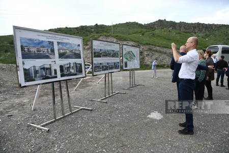 Xarici diplomatlar Zabux kəndində aparılan bərpa işləri ilə tanış olublar
