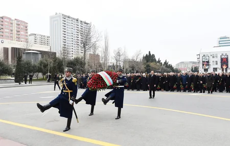 Prezident İlham Əliyev Xocalı soyqırımı qurbanlarının xatirəsinə ucaldılmış abidəni ziyarət edib