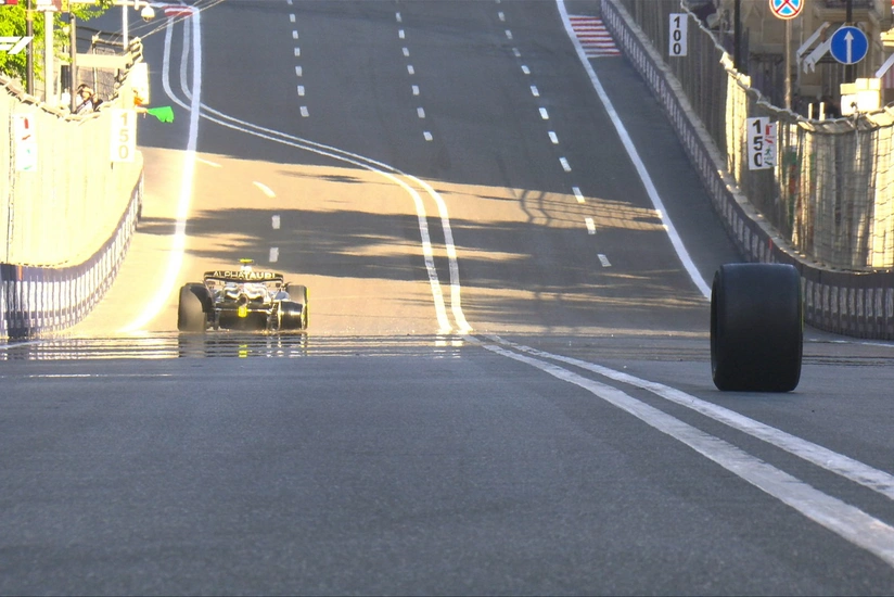 Formula 1 pilotunun bolidinin təkəri çıxıb