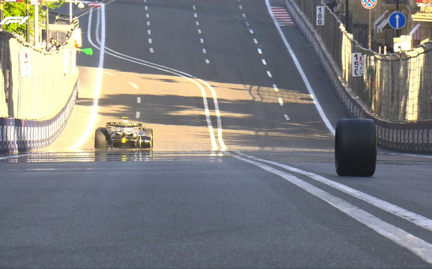 Formula 1 pilotunun bolidinin təkəri çıxıb