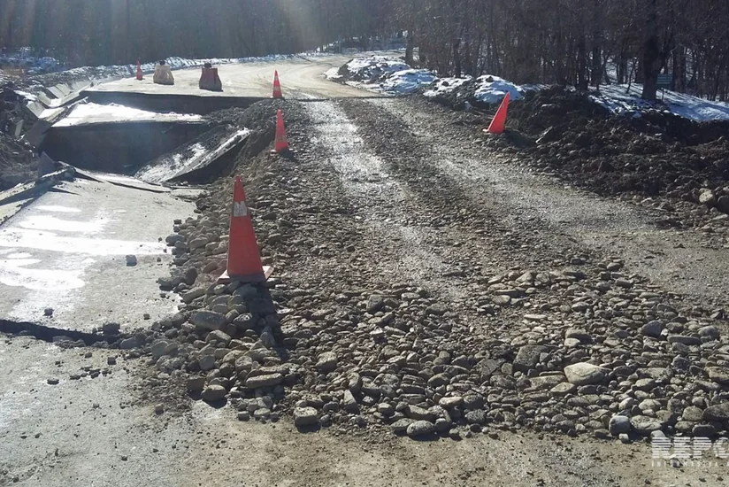 Xızıda torpaq sürüşməsi baş verib, yol çöküb - FOTO