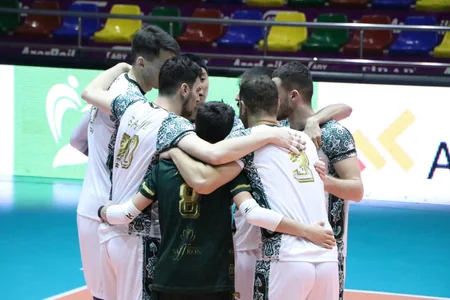 Azərbaycan çempionatının oyunları sükutla başlayıb, voleybolçular meydana qara sarğı ilə çıxıblar