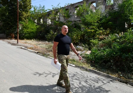Prezident İlham Əliyev Laçın şəhərində Azərbaycan Bayrağını ucaldıb