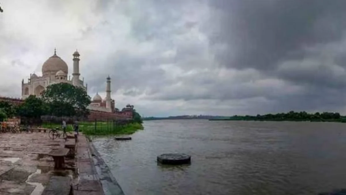 К стенам Тадж-Махала подступили паводковые воды
