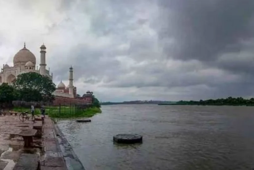 К стенам Тадж-Махала подступили паводковые воды