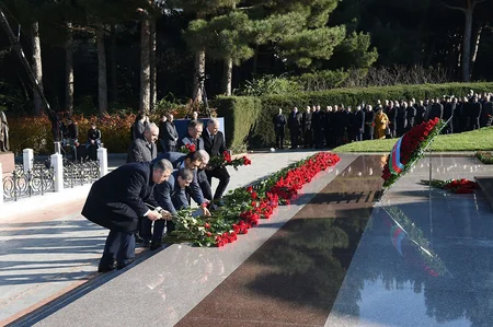 SOCAR management visit Heydar Aliyev’s grave