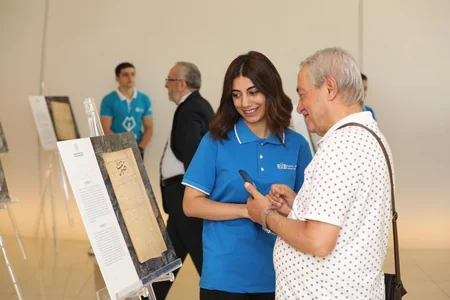 Beynəlxalq Media Forumunun iştirakçıları Azərbaycan çap mətbuatı tarixinin inciləri sərgisi ilə tanış olublar