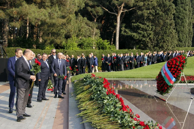 Bakı Metropoliteni”nin kollektivi Ümummilli Lider Heydər Əliyevin məzarını ziyarət edib