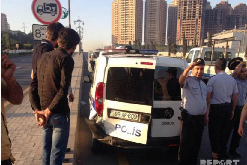 В Баку автомобиль сонного водителя столкнулся с машиной ППС - ФОТО