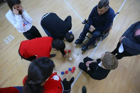 Böyük britaniyalı mütəxəssis Bakıda boççia məşqləri keçirir - FOTO