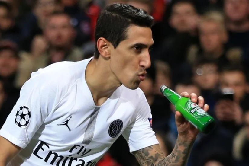 В матче с Манчестер Юнайтед в футболиста ПСЖ бросили бутылку пива