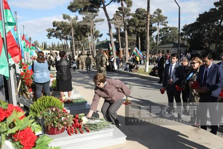 Azərbaycanın Rus İcması Zəfər Günü ilə bağlı İkinci Şəhidlər xiyabanını ziyarət edib