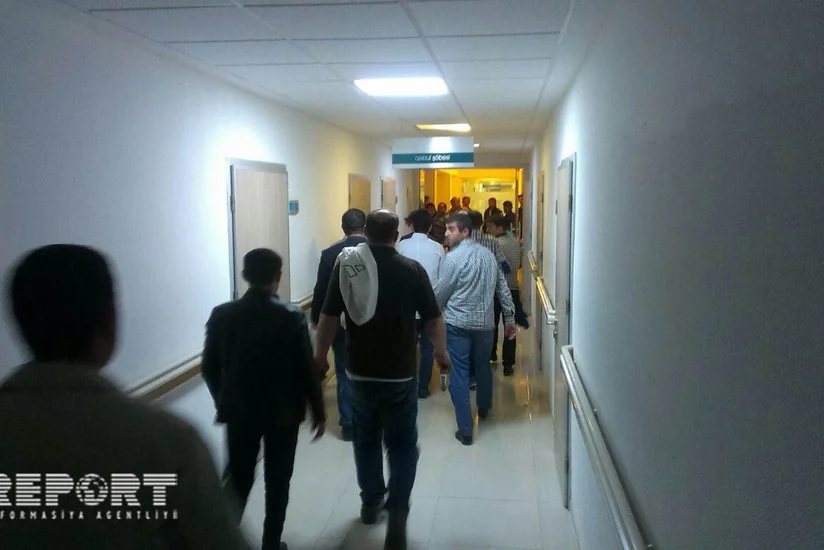 ​Astarada maşın ağaca çırpılıb, 3 nəfər yaralanıb - FOTO