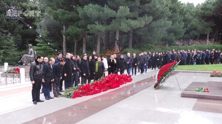 Azərbaycan ictimaiyyəti ümummilli lider Heydər Əliyevin məzarını ziyarət edir - FOTO