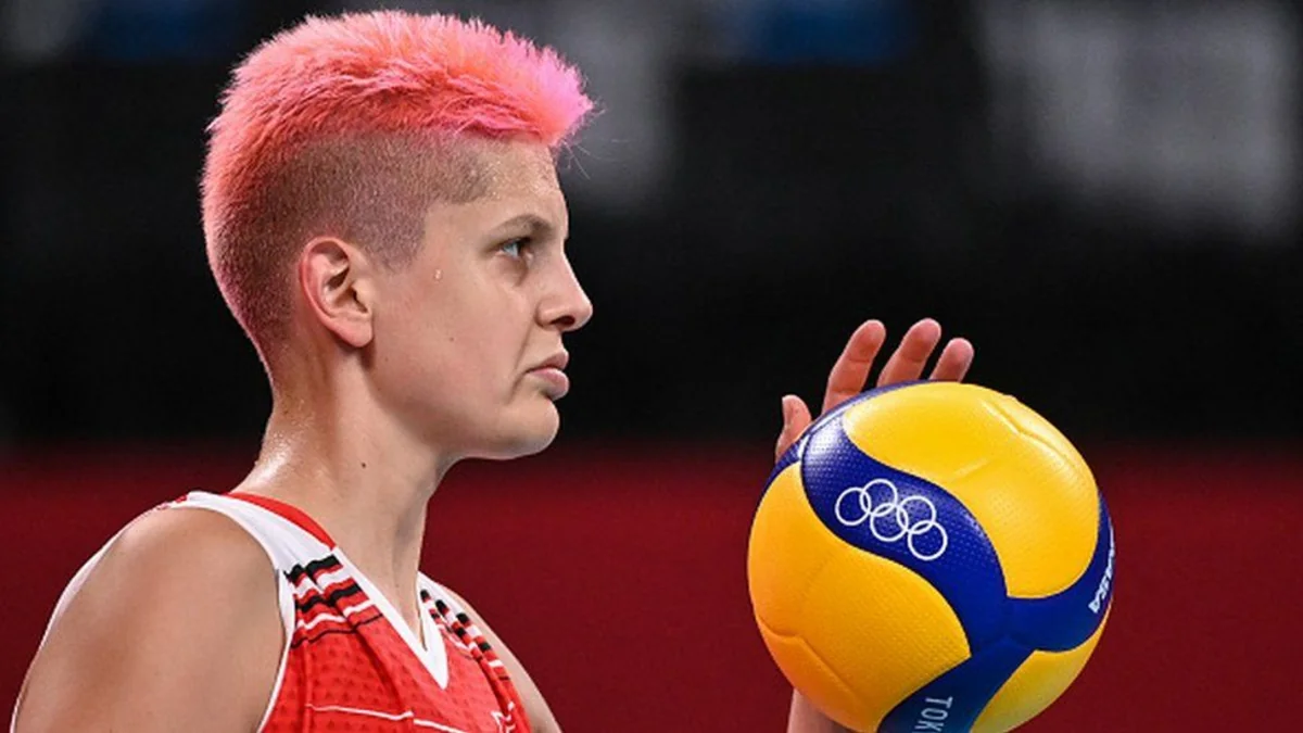 “Lokomotiv”in voleybolçusu İstanbulda gecə klubunda müğənni ilə dalaşıb