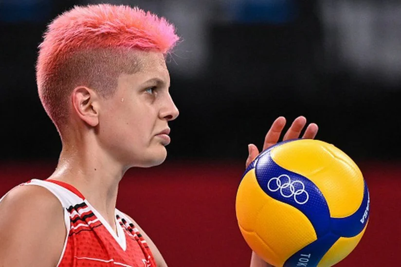 “Lokomotiv”in voleybolçusu İstanbulda gecə klubunda müğənni ilə dalaşıb