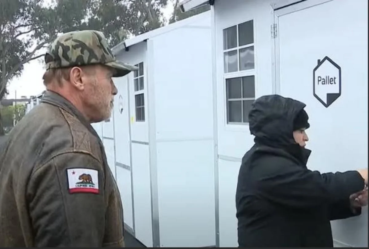 Арнольд Шварценеггер подарил жилье бездомным ветеранам