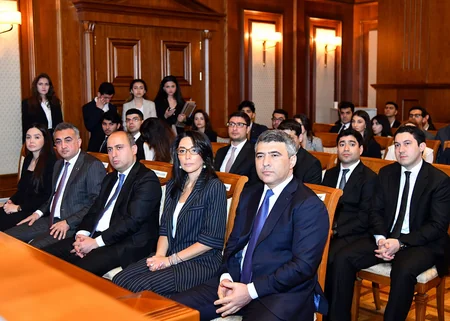 “Gənc Hüquq Müdafiəçiləri” səhnələşdirilmiş məhkəmə müsabiqəsinin final mərhələsi keçirilib