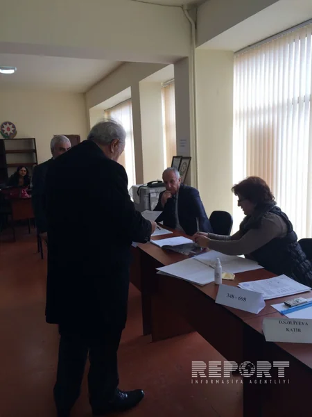 Azərbaycanın keçmiş prezidenti parlament seçkilərində səs verib - FOTO