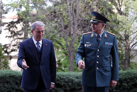 Hulusi Akar qazaxıstanlı həmkarı ilə görüşüb