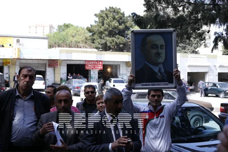​Müsavatın bir qrup üzvü partiya qərargahı qarşısında etiraz aksiyası keçirib - FOTO