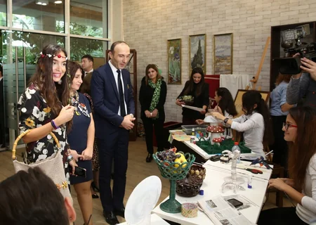 Ekoloji problemlər və onların həlli yolları gənclərin gözü ilə mövzusunda sərginin açılışı olub