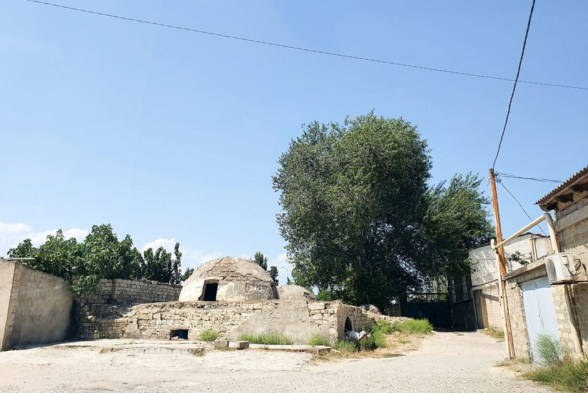 Maştağada zibil qabları olmayan sakinlər tullantıları tarixi abidənin içərisinə atır