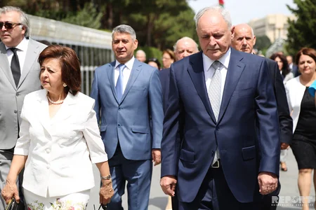 Səhiyyə işçiləri Fəxri xiyabanı və Şəhidlər xiyabanını ziyarət edib - FOTO