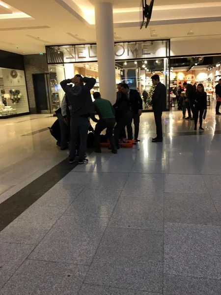 Bakıda ticarət mərkəzinin icraçı direktoru ziyarətçiləri hədələyib