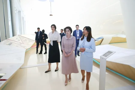 Özbəkistan Prezidentinin xanımı Heydər Əliyev Mərkəzi ilə tanış olub