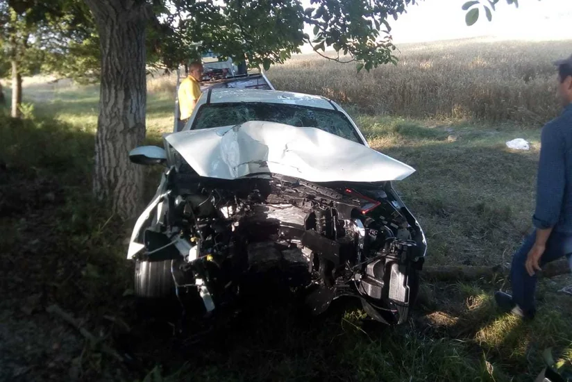 В Огузе автомобиль врезался в дерево, двое погибли