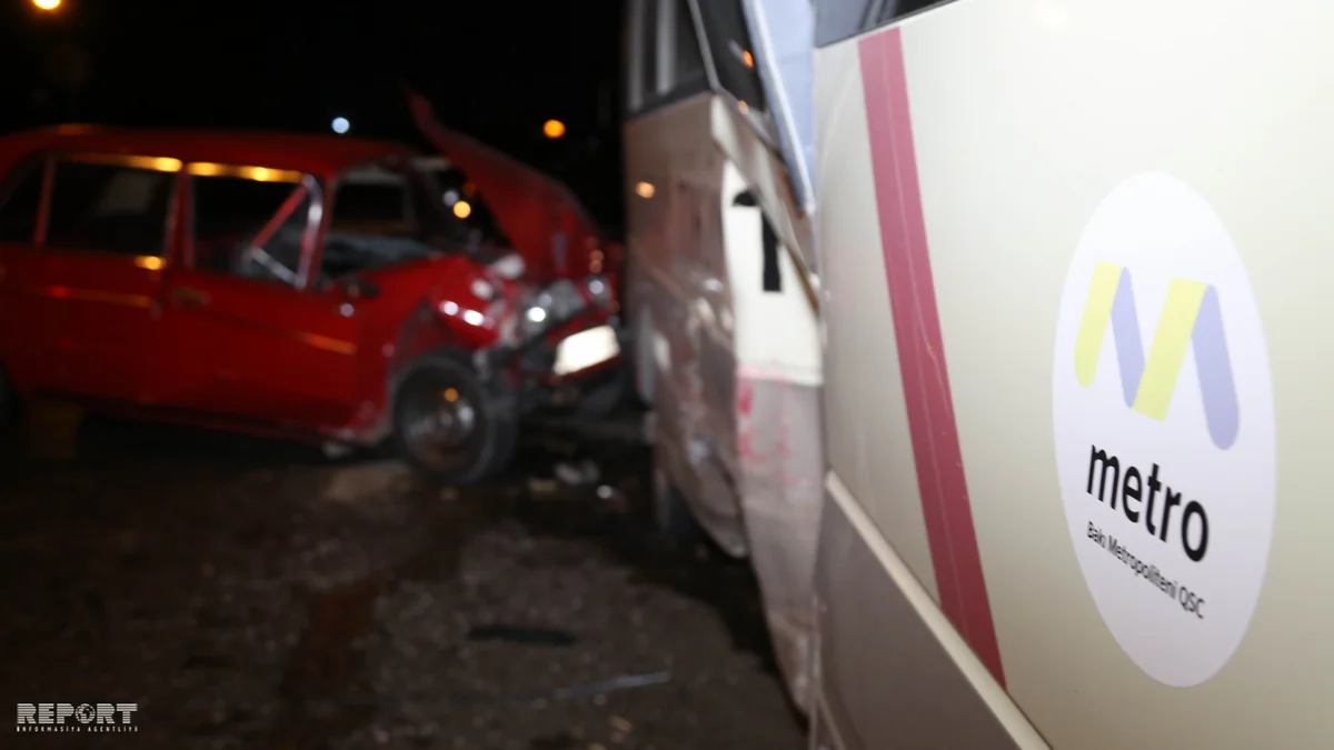 Bakı Metropoliteninə məxsus mikroavtobus qəzaya uğrayıb - FOTO - VİDEO - YENİLƏNİB